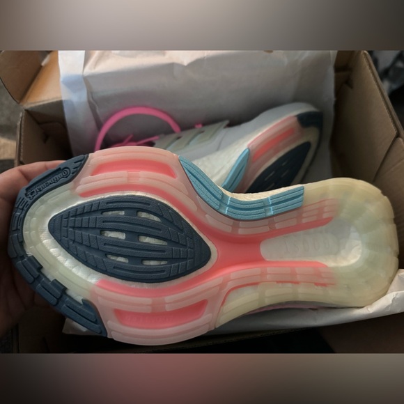 Adidas Ultraboost 22 W8 - Picture 2 of 6